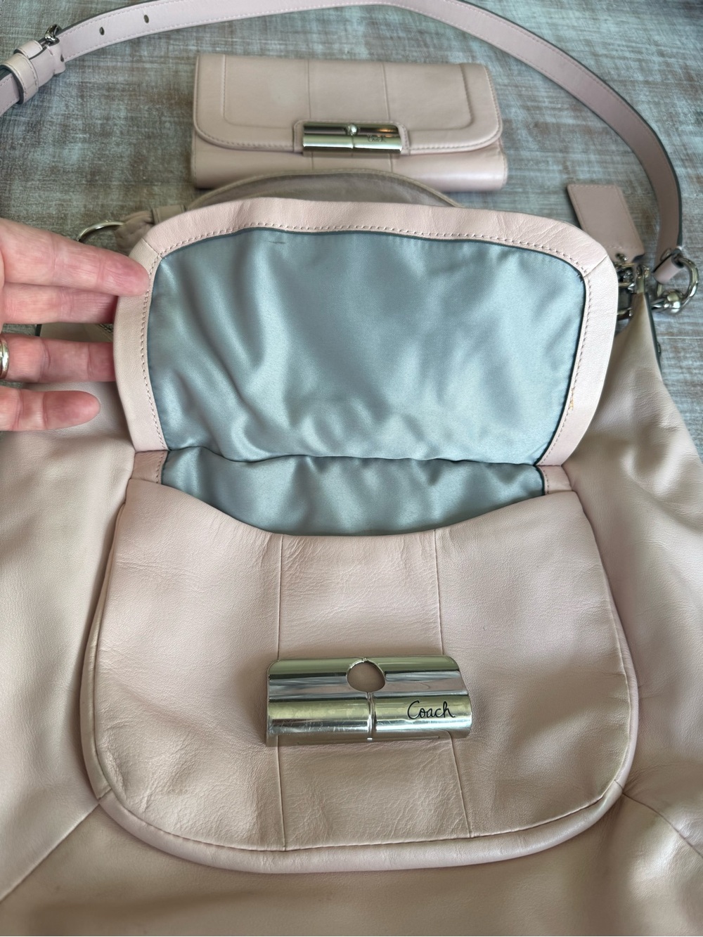 Coach Soft Pink Leather Hobo Bag with Matching Wallet - Picture 2 of 8